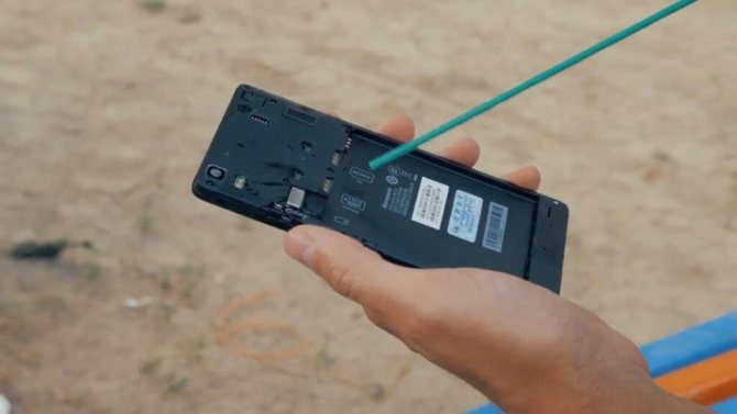 Телефон упал в воду: что делать, если не включается, и как спасти